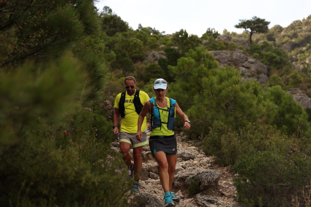 Deux personnes pratiquent le trail sur les sentiers du Pic-Saint-Loup.