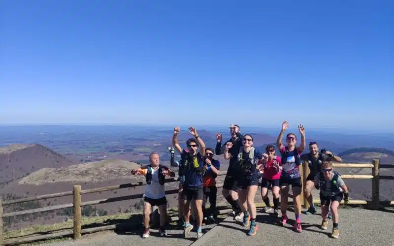 Groupe de participants au sommet du puy de Dôme lors d'un stage trail dans les Volcans d'Auvergne.