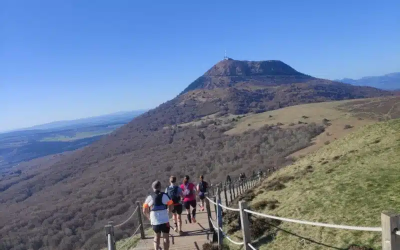 Groupe de trailers courant sur un sentier près du puy de Dôme, dans les Volcans d'Auvergne.