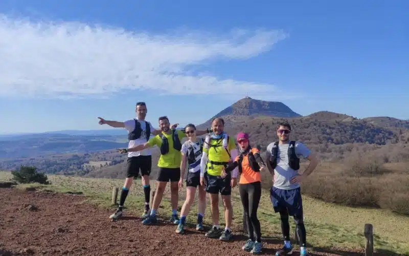 Groupe de participants au stage trail sur les sentiers des Volcans d'Auvergne.